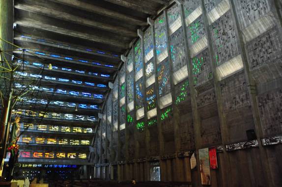 O belo interior da moderna Igreja do Rosário, no centro de San Salvador, capital de El Salvador